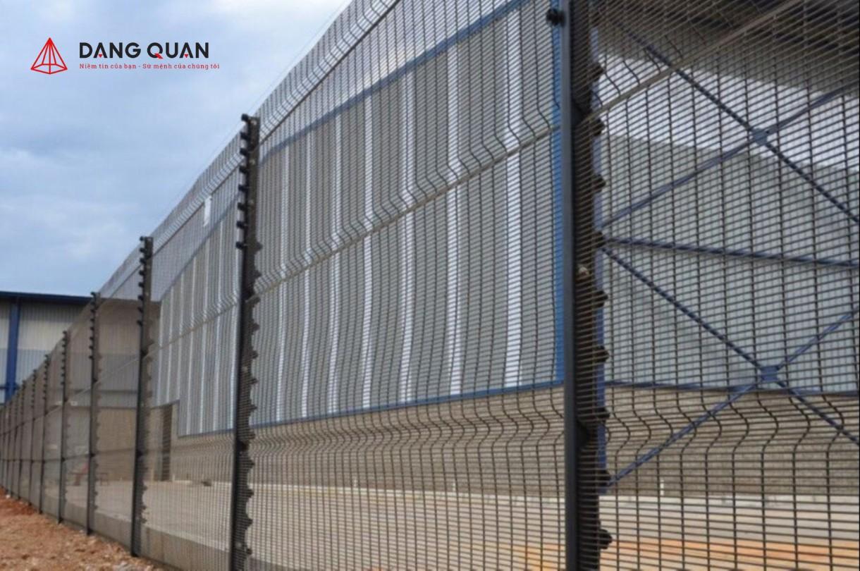 Độ bền vượt trội: Hàng rào lưới thép sơn tĩnh điện chống chịu tốt với mọi điều kiện thời tiết, bảo vệ công trình lâu dài.